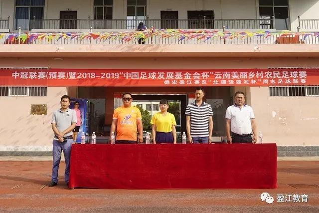 上海公园晒背现象引发广泛关注，管理方苦恼不已