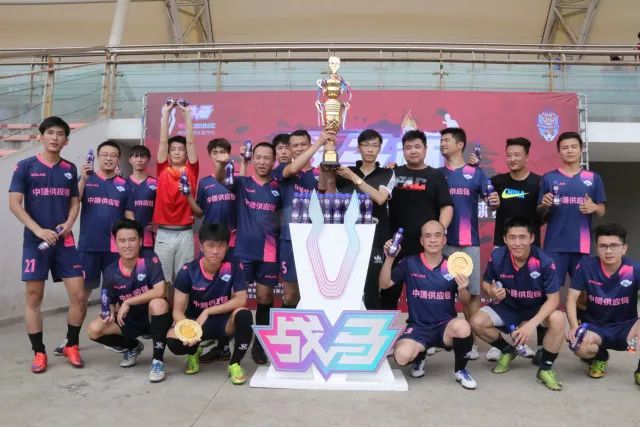 梅西抵达阿斯图里亚斯机场 引发众多球迷热烈迎接